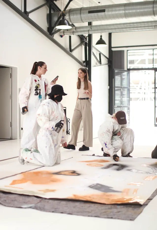 Mobiles Action Painting beim Sommerfest – kreatives Teambuilding Event für Firmen mit Brain2Canvas