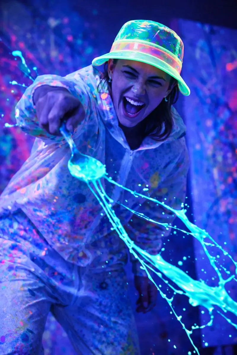 Let’s Glow Crazy Neon Action Painting Workshop in Hamburg von Brain2Canvas – leuchtende Farbexplosion auf Leinwand