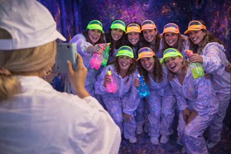 JGA Neon Action Painting Workshop Let’s Glow Crazy in Hamburg – kreative Action mit Brain2Canvas