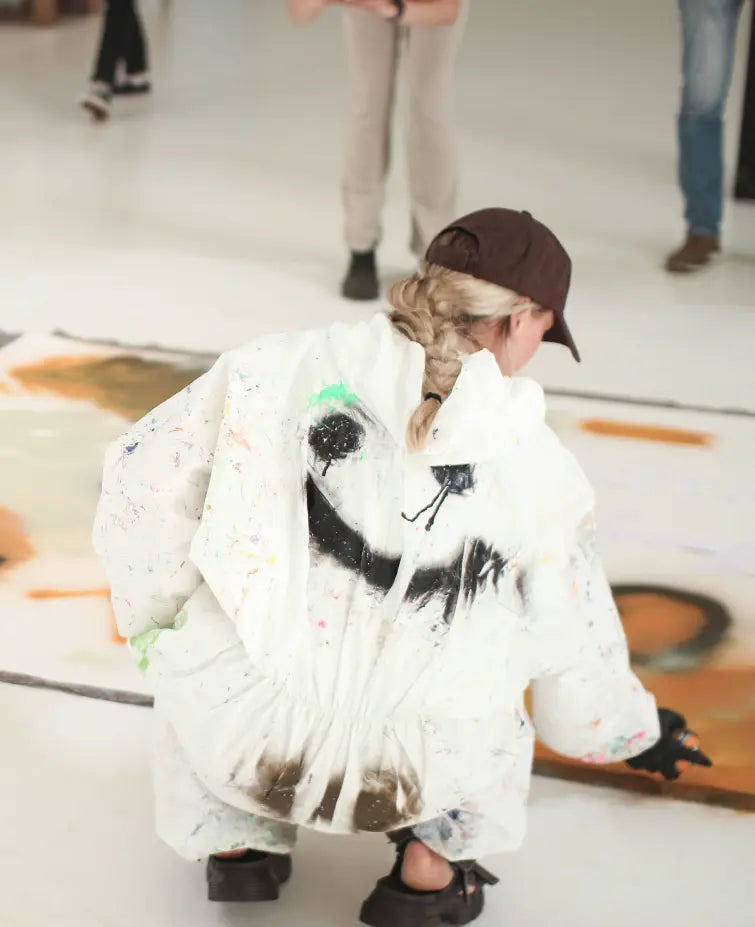 Action Painting Details beim Team Event – Farbe und Hände beim kreativen Firmenevent